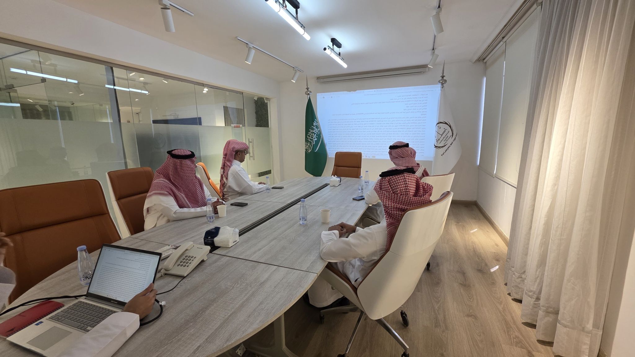 المتدربون مع المشرف في ختام برنامج التدريب الصيفي بشركة أطيار للمحاماة والاستشارات القانونية بالرياض
